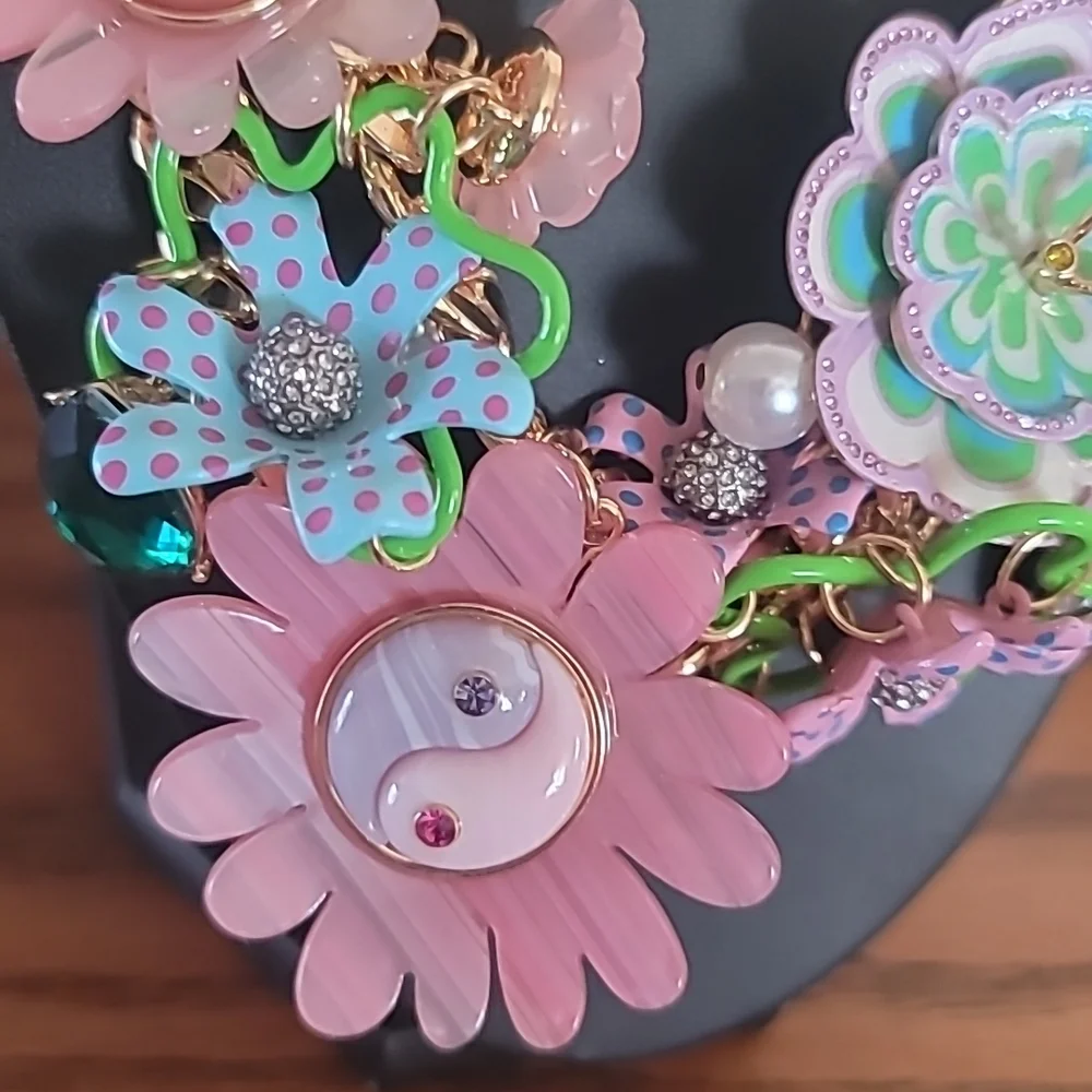 Betsey Johnson flower necklace - Picture 4 of 8